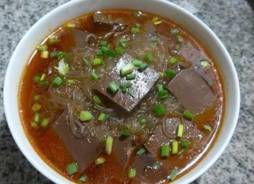 <b>鴨血粉絲湯培訓費多(duō)少(shǎo)錢(qián)？鴨血粉絲湯培訓需要多(duō)少(shǎo)？鴨血粉絲湯培訓的費用因培訓機構、培訓內(nèi)容和(hé)培訓周期的不同而有(yǒu)所差異。根據市場(chǎng)上(shàng)的情況，鴨血粉絲湯的培訓費用大(dà)緻在1000元至3000元之間(jiān)。</b>