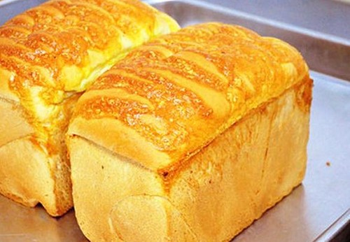 <b>手撕面包培訓費用因培訓機構、培訓內(nèi)容、培訓周期以及培訓地點的不同而有(yǒu)所差異。一般來(lái)說，手撕面包的培訓費用在1000元至3000元之間(jiān)。</b>